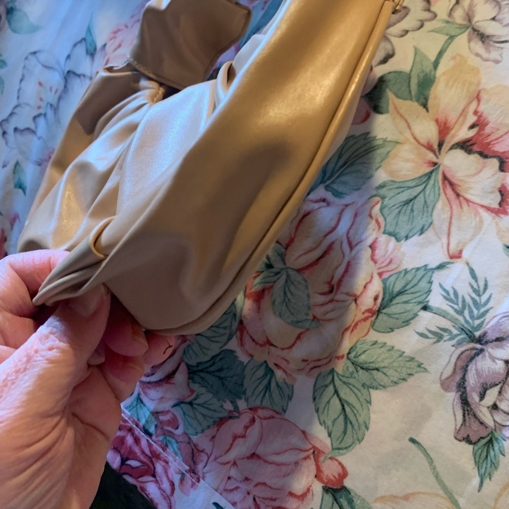Stylish Tan Ruched Handbag - Picture 5 of 6